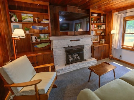 Family Suite (1 BR) | Living area | Flat-screen TV. Dune Climb Inn