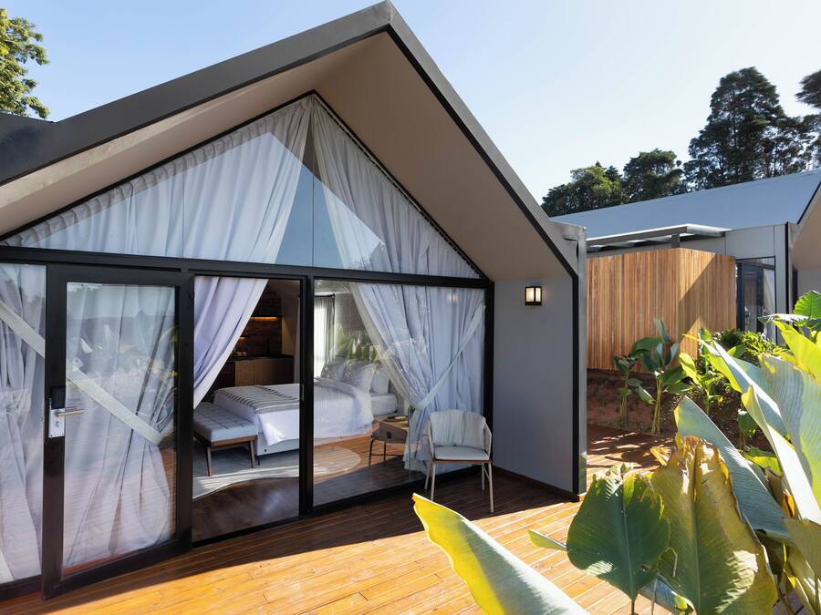 Deluxe | Pillow-top beds, in-room safe, free WiFi, bed sheets