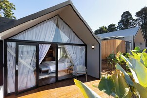 Deluxe | Pillowtop beds, in-room safe, free WiFi, bed sheets