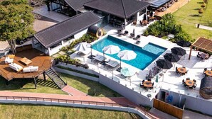 A hotel with a swimming pool, outdoor seating, and a view of the surrounding landscape. - NOR HOTEL & SPA (Sao Roque)