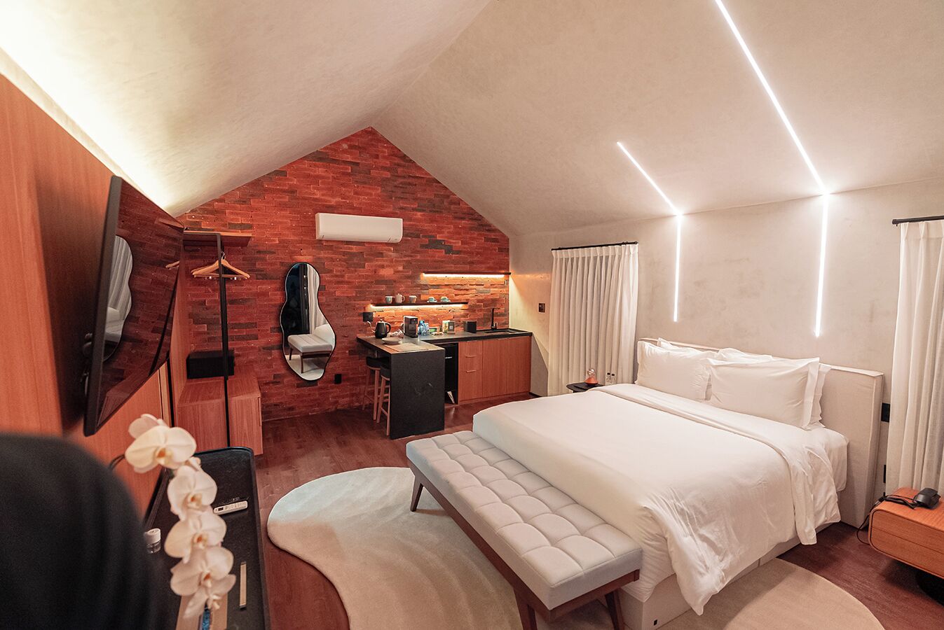 Deluxe | Pillow-top beds, in-room safe, free WiFi, bed sheets