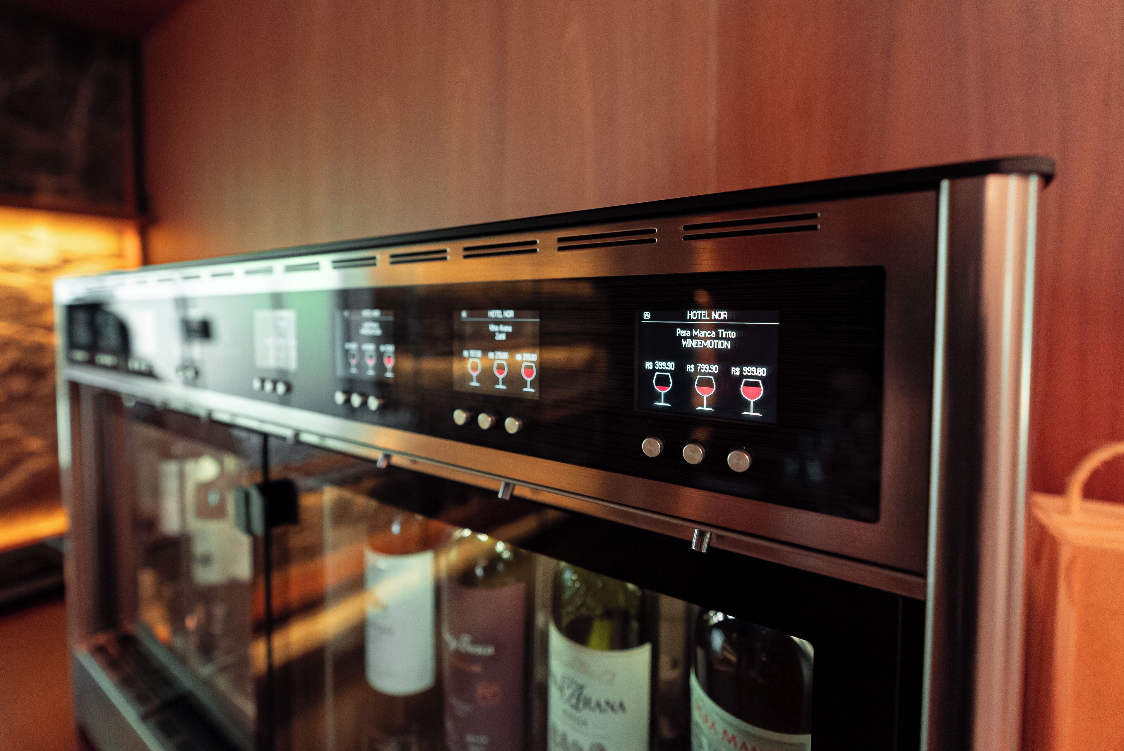 Una cocina moderna con un refrigerador para vinos empotrado que muestra diferentes opciones de vino.