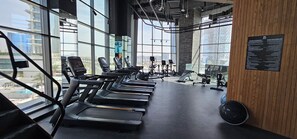 Fitness facility - Cozy 1-bedroom apartment in welcoming Dubai with AC, fitness room, WiFi (Dubai)