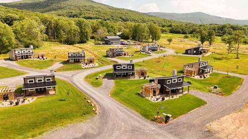 Cabin 3 One Bed Modern Luxury w Hot Tub