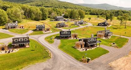 Cabin 3 One Bed Modern Luxury w Hot Tub