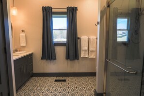 Hair dryer, towels - Cabin 3 One Bed Modern Luxury w Hot Tub (Davis)