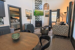 Smart TV, fireplace - Cabin 3 One Bed Modern Luxury w Hot Tub (Davis)