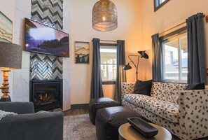 Smart TV, fireplace