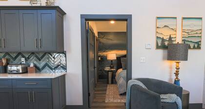 Cabin 3 One Bed Modern Luxury w Hot Tub