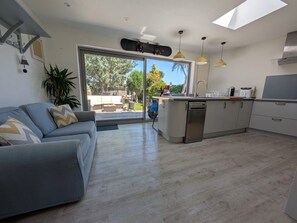 Smart TV, fireplace - Chichester House I Secure Garden with Hot Tub I Parking I Near Local Beaches (Chichester)