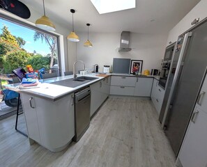 Fridge, microwave, oven, stovetop - Chichester House I Secure Garden I Parking I Close to Goodwood (Chichester)