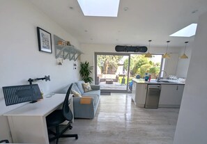 Smart TV, fireplace - Chichester House I Secure Garden with Hot Tub I Parking I Near Local Beaches (Chichester)