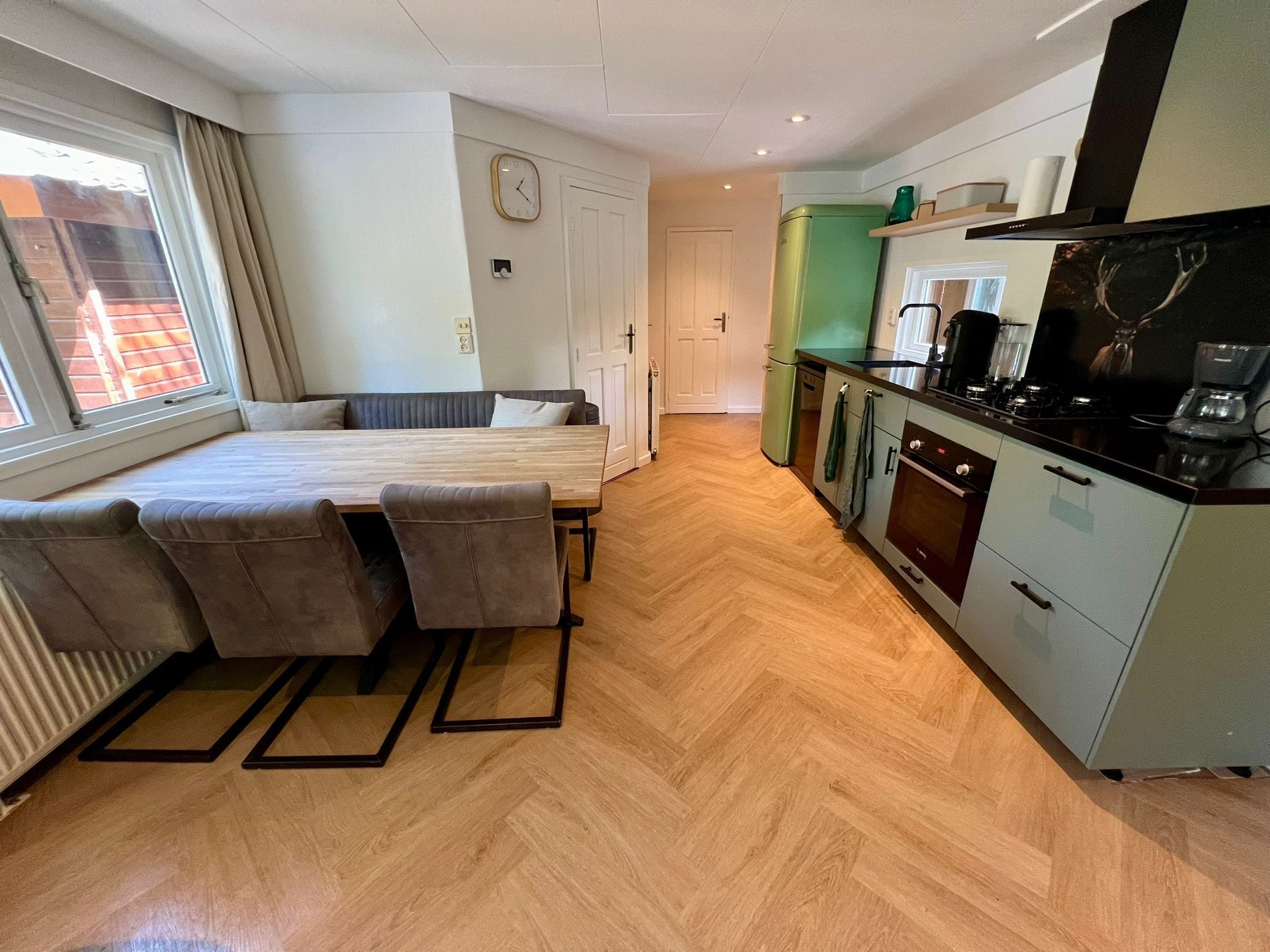 Een koelkast, een magnetron, een oven, een kookplaat