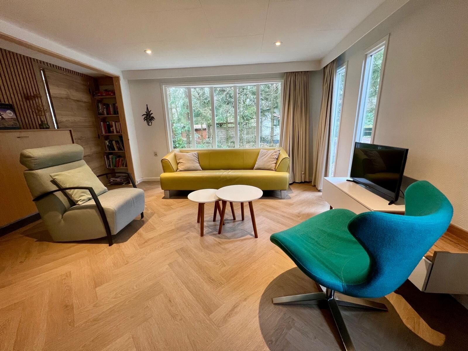 Een smart-tv en boeken