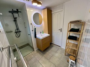 Shower, hair dryer, towels, toilet paper - Child-friendly holiday home near a pool and playground in the forests of Veluwe (Doornspijk)