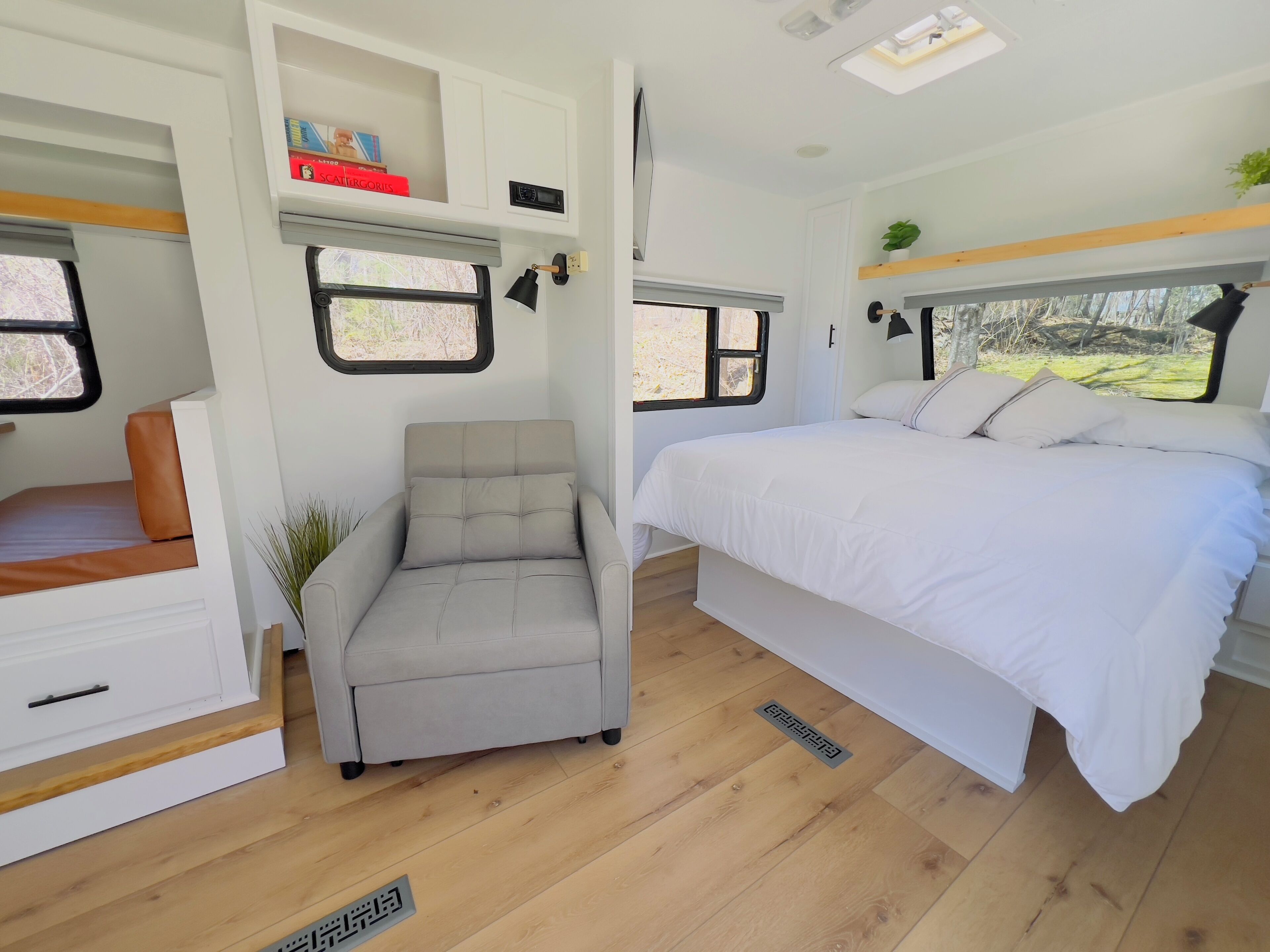 Private Bright and Cozy Coastal Camper 1.5 Miles from Beaches