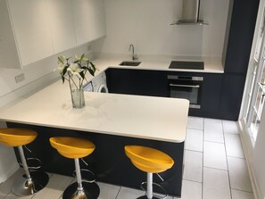 Fridge, microwave, oven, stovetop - Modern House, Sleeps 6, near Chichester & Goodwood Events (Chichester)