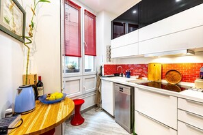 Een koelkast, een oven, een vaatwasser, een koffiezetapparaat/waterkoker