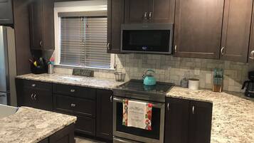 Frigorífic, microones, forn i placa de cuina