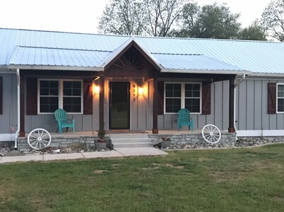 Peaceful Farmhouse on Horse Farm - 20 miles from the Beach !