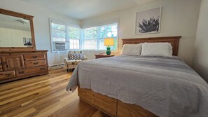 3 makuuhuonetta, työpöytä, silitysrauta/-lauta, ilmainen Wi-Fi