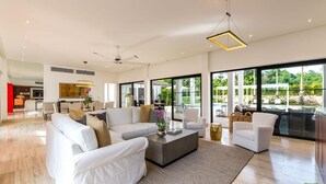 Villa, 4 slaapkamers, privézwembad, uitzicht op tuin | Woonruimte