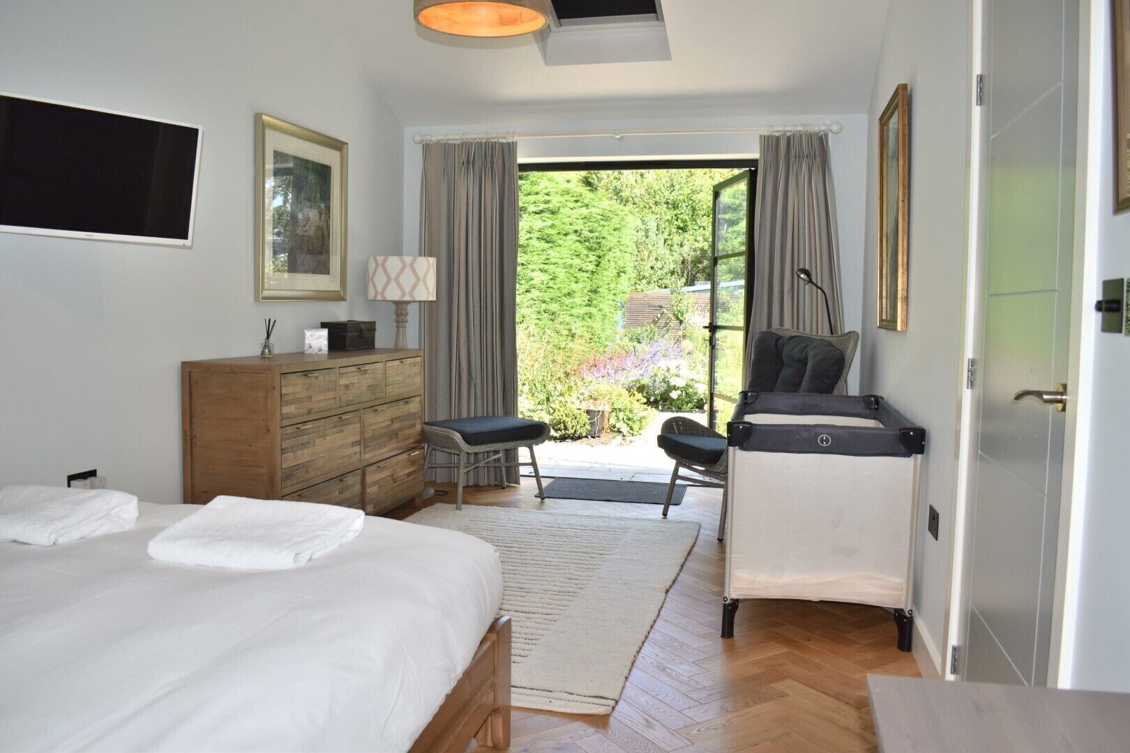 4 bedrooms, desk, free WiFi, bed sheets