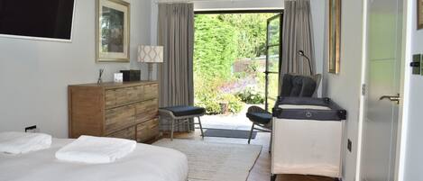 4 soverom, skrivebord, wi-fi (inkludert) og sengetøy