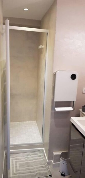 Asciugacapelli, asciugamani, sapone, carta igienica