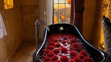 Royal tweepersoonskamer | Badkamer | Een haardroger, badjassen, pantoffels, handdoeken