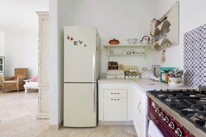 Geladeira, fogão, lava-louças, talheres/pratos/utensílios de cozinha