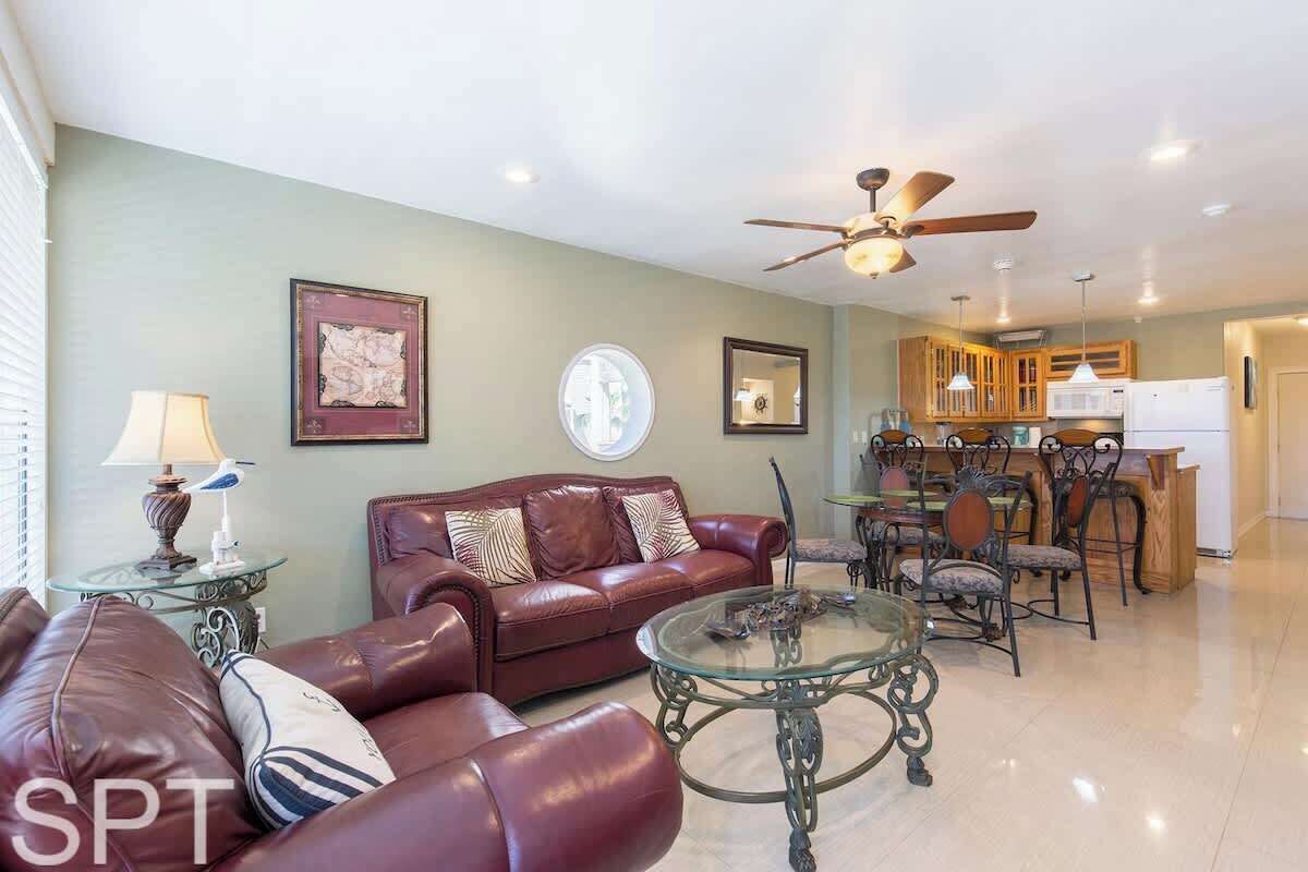 公寓客房, 多張床, 陽台, 泳池景觀 | 起居區 | 42-吋平面電視，提供數位頻道