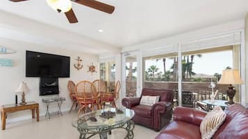 Appartement, meerdere bedden, balkon, uitzicht op zwembad | Woonruimte | Een 42-inch flatscreentelevisie met digitale zenders