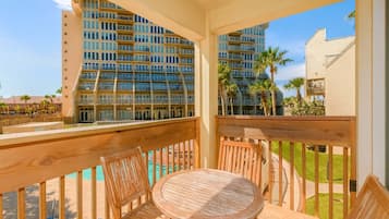 Appartement, meerdere bedden, balkon, uitzicht op zwembad | Buiten dineren