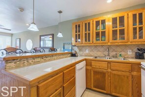 Condo, várias camas, sacada, vista para a piscina | Cozinha privada | Geladeira, micro-ondas, fogão, cooktop