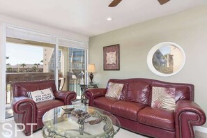 Condo, várias camas, sacada, vista para a piscina | Área de estar | TV de tela plana 42 polegadas com canais digitais