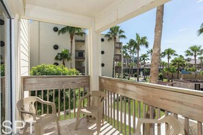 Condo, várias camas, sacada, vista para a piscina | Área da propriedade