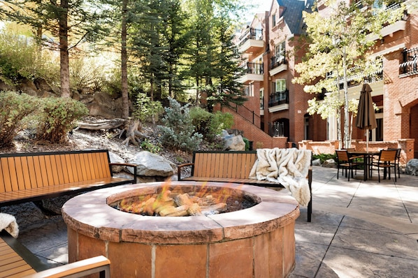 Outdoor dining - The Aspen Mountain Residences 43BC - 2 Bedroom Residence (Aspen)