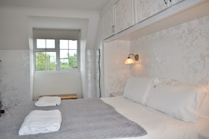 3 bedrooms, travel cot, free WiFi, bed sheets