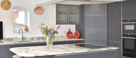 雪櫃、微波爐、焗爐、爐具