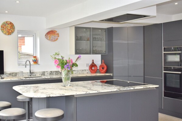 Een koelkast, een microgolfoven, een oven, een kookplaat