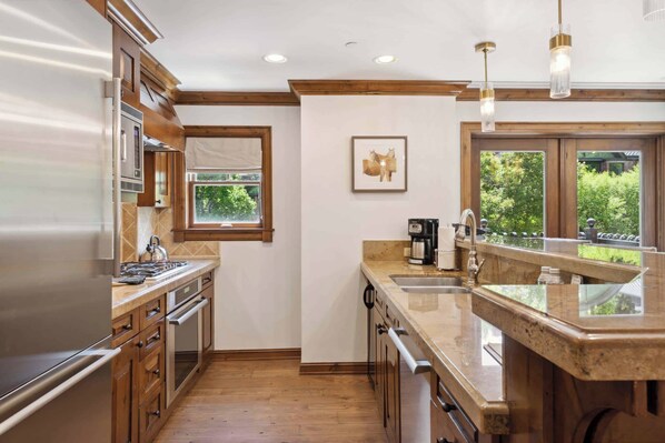 Refrigerador, microondas, parrilla de estufa y lavavajillas 