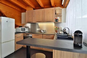 Kjøleskap, mikrobølgeovn, ovn og oppvaskmaskin