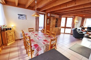 Dining - Wifi, balcony, fireplace or stove, parking, tv, 90m², Les Gets (Les Gets)