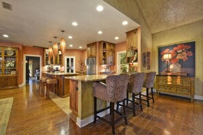 Interior - Luxurious 4000 Sq Ft Retreat on 5 Acres – Just Minutes from Austin (Kyle)