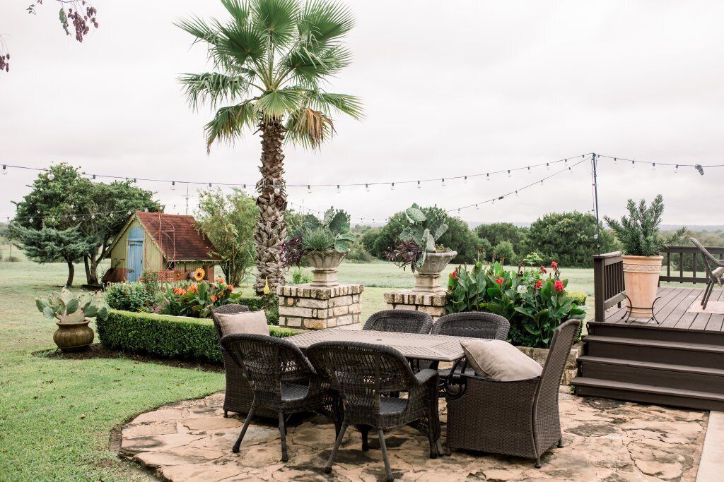 Outdoor dining - Luxurious 4000 Sq Ft Retreat on 5 Acres – Just Minutes from Austin (Kyle)