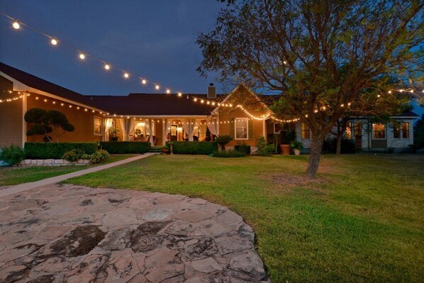 Exterior - Luxurious 4000 Sq Ft Retreat on 5 Acres – Just Minutes from Austin (Kyle)