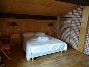 3 bedrooms - 300m from resort center, 4th floor, balcony, fireplace or stove, parking, tv, ski locker, 92m² (Les Gets)