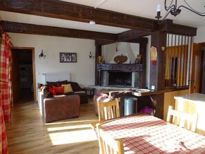 Interior - 300m from resort center, 4th floor, balcony, fireplace or stove, parking, tv, ski locker, 92m² (Les Gets)