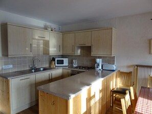 Coffee/tea maker, microwave, oven, dishwasher - 300m from resort center, 4th floor, balcony, fireplace or stove, parking, tv, ski locker, 92m² (Les Gets)
